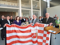 Präsident Christian Weber überreicht die Flagge für den Bremer Weinberg an der Mosel