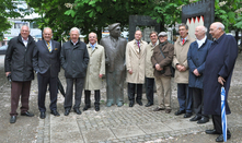 Freuten sich gemeinsam über das gelungene Projekt „Wilhelm-Kaisen-Denkmal“: (v.l.) Günter Block, Stiftung Wohnliche Stadt, Jürgen L. Born und Ulrich Mosel, Kuratoren der Wilhelm Kaisen Bürgerhilfe, Bürgerschaftspräsident Christian Weber, Vorstandsvorsitzender der Wilhelm Kaisen Bürgerhilfe, Andreas Ott, Leiter Privatkunden der Bremer Landesbank, Professor Fritz Haase, Kurator, Dr. Torsten Köhne, Vorstandsvorsitzender der swb AG, Uwe A. Nullmeyer, Vorstand der Wilhelm Kaisen Bürgerhilfe und Bauunternehmer Hans-Hermann Kathmann.