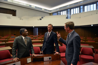 S.E. Karunasena Hettiarachchi, Honorarkonsul Thomas Kriwat und Bürgerschafts-Vizepräsident Frank Imhoff im Plenarsaal
