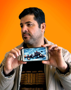 Foto des irakischen Geflüchteten Mohammed, der sein wichtigstes Foto auf dem Smartphone zeigt