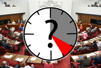 Foto des Plenarsaal, davor eine symbolische Uhr mit rotem Bereich, der die Verlängerung darstellt