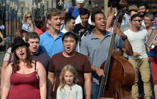 Foto von Bremerinnen und Bremern, die auf auf dem historischen Marktplatz singen. Das Bild stammt von Michael Bahlo/bremen-so-frei.de.