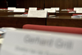 Die Tagung der Vorsitzenden der Petitionsausschüsse von Bund und Ländern findet im Plenarsaal der Bürgerschaft statt. Vorbereitete Namensschilder für die Vorsitzenden Vorsitzenden der Petitionsausschüsse von Bund und Ländern