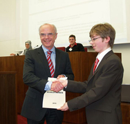 Jugend-Präsident Michael Rosenthal übergibt die Resolutionen an Bürgerschaftspräsident Christian Weber