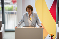 Antje Grotheer steht am Rednerpult.