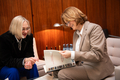 Dr. Imke Sommer und Antje Grotheer sitzen in der Sitzgruppe im Präsidentenzimmer und gucken gemeinsam in den Jahresbericht.