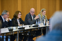 Bürgerschaftsdirektor Hans-Joachim von Wachter, Bürgerschaftspräsidentin Antje Grotheer, Stadtverordnetenvorstehr Torsten von Haaren und Vizepräsidentin Christine Schnittker sitzen nebeneinander an einem Tisch im Sitzungsraum