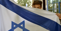 Schüler mit israelischer Flagge