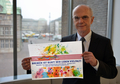 Bürgerschaftspräsident Christian Weber mit einem Plakat für die Kundgebung am Montag, 26. Januar 2015, 17 Uhr auf dem Bremer Marktplatz Foto von Bürgerschaftspräsident Christian Weber mit einem Banner der Veranstaltung