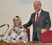 Christian Weber zeigt Aminatou Haidar den Plenarsaal der Bürgerschaft.