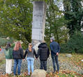 eine kleine Gruppe aus Murat am Mahnmal in Farge