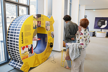 Besucher:innen in der Ausstellung