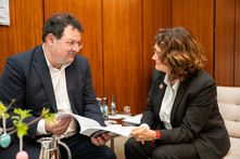 Timo Utermark übergibt den Bericht an Antje Grotheer