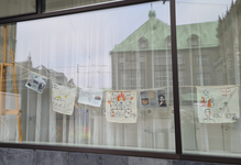 Wimpelkette im Fenster vom Haus der Bürgerschaft