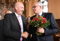 Oppositionsführer Carsten Meyer-Heder (CDU) gratuliert Bürgermeister Dr. Bovenschulte (SPD)