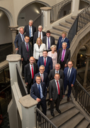 Die Direktor:innen stehen für ein offizielles Gruppenfoto auf der Treppe im Börsenhof. Sie schauen nach oben zum Fotografen.