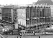 Historische Fotografie des Rohbaus mit Straßenbahn im Vordergrund