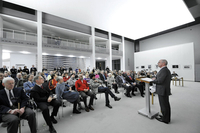 Präsident Christian Weber begrüßt die Gäste zur Ausstellungseröffnung