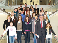 Präsident Christian Weber mit den jungen Gästen des Girls' Days