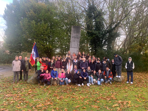 Gruppenbild am Denkmal in Neuengamme