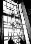 Historische Fotografie von Bauarbeitern beim Einbau der Fenster im Haus der Bürgerschaft (Bild 2 von 2)