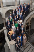 Die Präsident:innen und Direktor:innen stehen für ein Gruppenfoto auf der Treppe im Lichthof des Börsenhofs