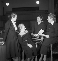 Das Bild zeigt die Mütter des Grundgesetzes 1949: Helene Wessel, Helene Weber, Frieda Nadig und Elisabeth Selbert