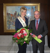 Blumenfee Victoria Salomon und Präsident Christian Weber
