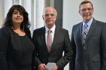 Foto des gegenwärtigen Präsidiums, das von von links nach rechts Vizepräsidentin Sülmez Dogan, Präsident Christian Weber und Vizepräsident Frank Imhoff zeigt.