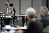 Arne Frankenstein diskutiert im Behindertenparlament