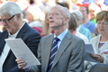 Ein Foto von Christian Weber, der ein Notenheft in der Hand hält und singt