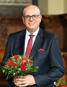 Porträtaufnahme nach der Wahl von Bürgermeister Dr. Bovenschulte mit einem Blumenstrauß