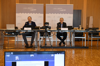 Ein Foto der Abgeordneten Martin Michalik und Carsten Sieling im Sitzungraum während der Video-Sitzung.